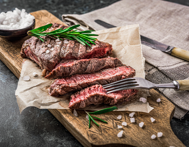 Idée de repas à partager, planche de viande et vin rouge