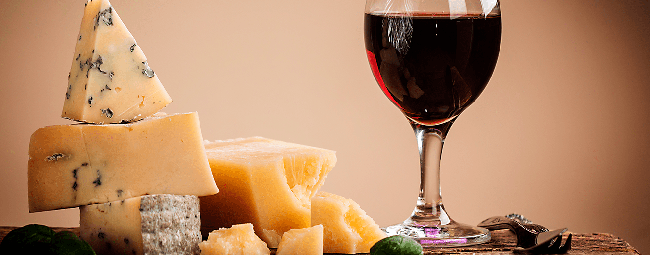 Illustration de l'article « Sublimez votre plateau de fromage avec l’un de nos vins rouges ! »